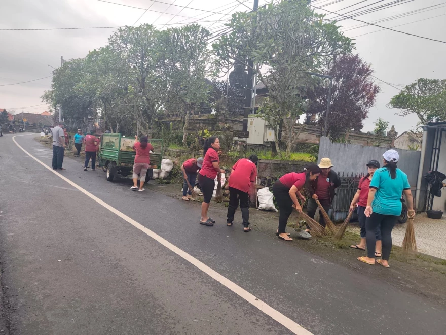 KEGIATAN BERSIH BERSING LINGKUNGAN