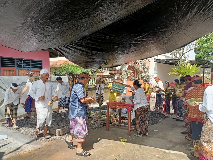 MECARU DAN MAKUH PADMASANA