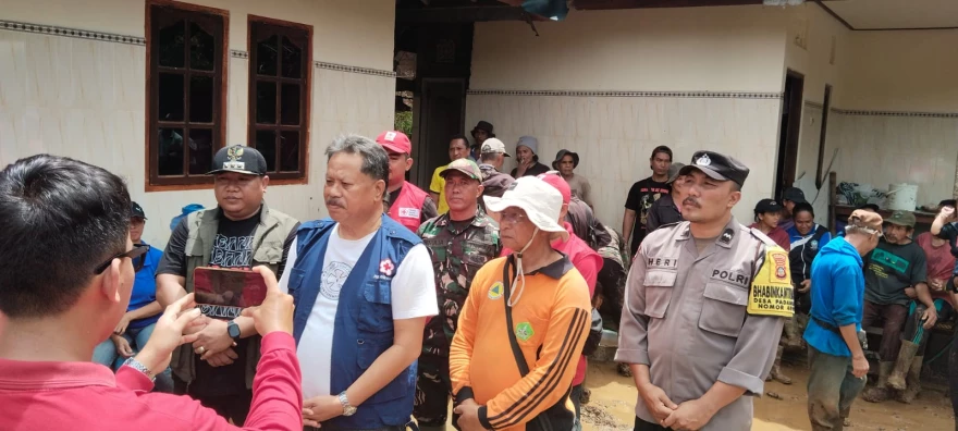 KUNJUNGAN WAKIL BUPATI TABANAN DAN ANGGOTA DPRD TABANAN KE LOKASI BENCANA